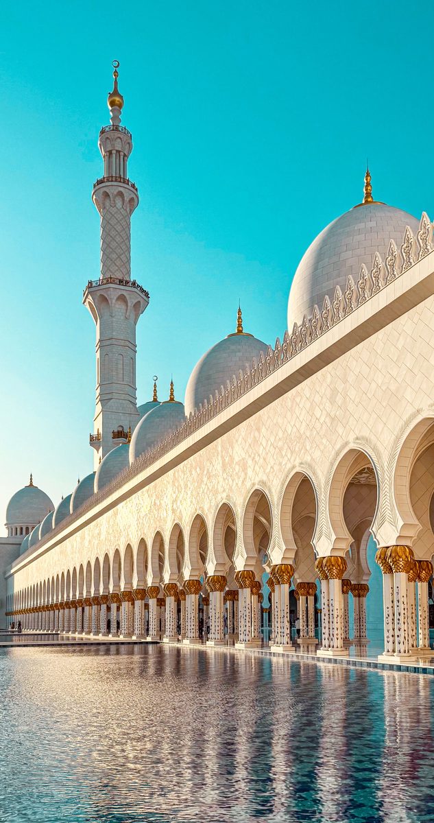 Sheikh Zayed Grand Mosque in Abu Dhabi, a landmark where a guide can combine storytelling, cultural etiquette and operational clarity.